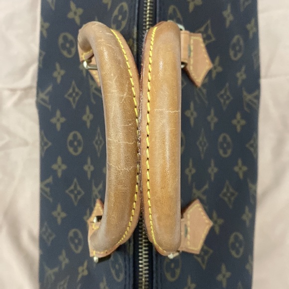 Louis Vuitton Speedy 30 in Monogram Canvas and Vachetta Leather - Picture 13 of 17